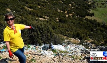 Environmentalists clean the polluted areas in the mountains