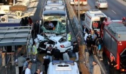 Otomobil metrobüsle çarpıştı: 1 ölü