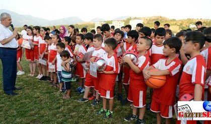 “Read the book, grab the ball” game encourages children in resort town