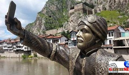 Selfie-taking Ottoman statue in Turkish town attracts tourists, raises eyebrows