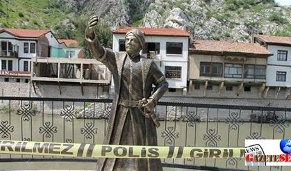 Selfie-taking Ottoman statue now under police protection