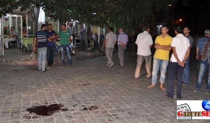 Two people fight for priority to read the same newspaper, leaving six wounded