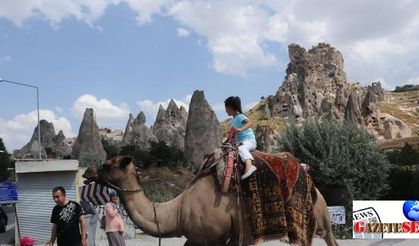 (Video) Camel-trekking tours mesmerize domestic, foreign tourists in Nevsehir