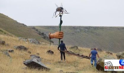 (Video) Huge bee statue filled with hives gives five kilos of honey in Kars
