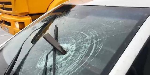 Metal levha aracın ön camına saplandı; sürücü ölümden döndü