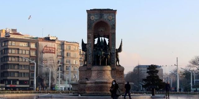 Taksim Meydanı'nda maskeli 'koronavirüs' önlemleri