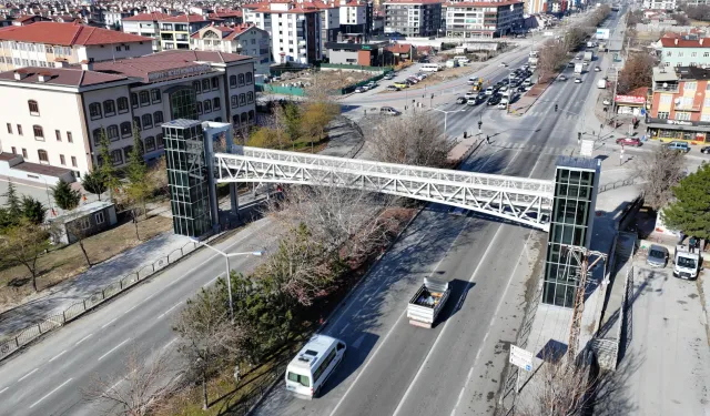 Konya’da yeniden inşa edilen Yaşar Doğu Yaya Üst Geçidi hizmete açıldı