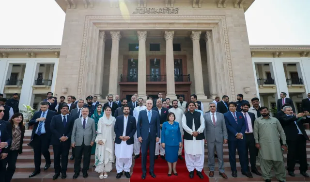 Pakistan'da Kurtulmuş'tan Pencap Eyalet Meclisi'ne ziyaret