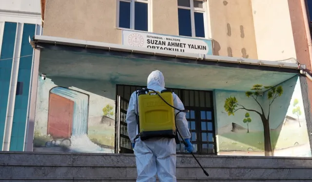 İstanbul Maltepe'de okullar dezenfekte ediliyor