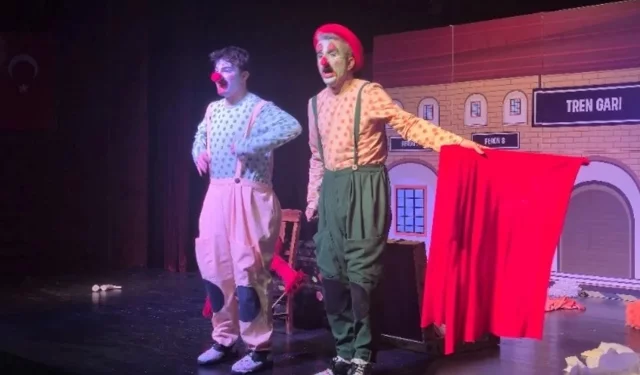 'İki Bavul Dolusu' minik tiyatroseverlerle buluştu