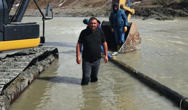 Ağrı'da Muhtar Yavuz Özen'in girişimiyle su hattı onarıldı