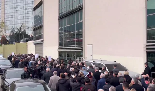 Bursa Büyükşehir'de seçim gerginliği! CHP'liler dışarı çıktı, gerginlik yola taştı!