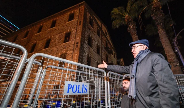 İzmir'de gece nöbetine devam... CHP'li Tanal pense ile plastik kelepçeleri kesti!