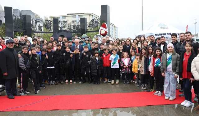 23 Nisan Cumhuriyet Meydanı'nda kutlandı