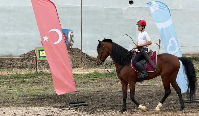 Balıkesir'de üniversiteliler binicilik ve atlı okçulukla tanıştı