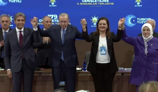 CHP'li iki belediyeden AK Parti'ye katılım... Rozetlerini Erdoğan taktı