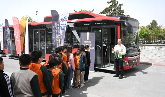 Konya'daki öğrenciler 'Nezaket Otobüsü' ile öğreniyor