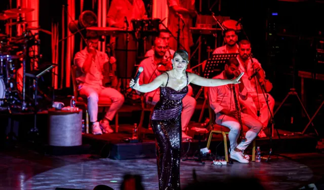 Derya Bedavacı Bursalıları coşturdu