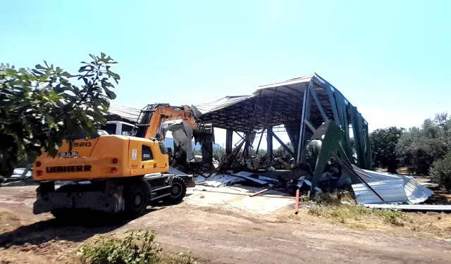 Bursa Osmangazi'de tarım alanına kaçak yapılan depo yıkıldı