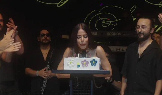 Simge'nin doğum günü sahnede kutlandı!
