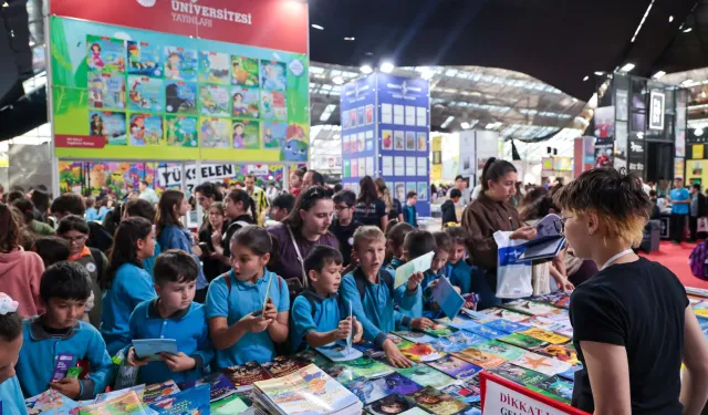 Antalya Kitap Fuarı'na öğrencilerden yoğun ilgi