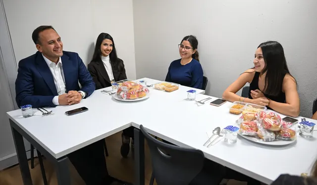 Bornova'da Başkan Eşki'den yurtta kalan öğrencilere anlamlı ziyaret