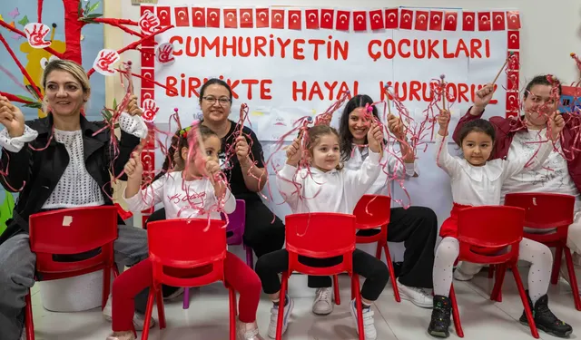 Bornova'da Cumhuriyet coşkusu çocuklarla başladı