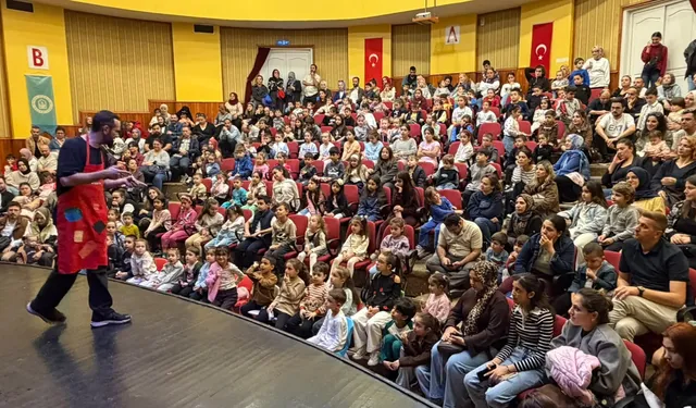 Bursa'da Yıldırımlı çocuklar 'Evden Uzakta' ile tiyatroyla buluştu