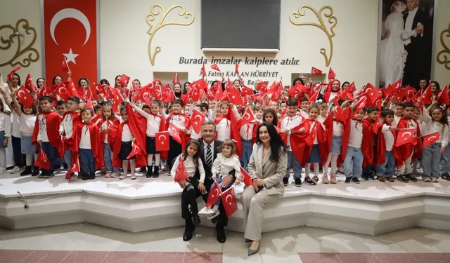 Çınar Çocuk Evleri'nin minikleri Cumhuriyet için sahne aldı
