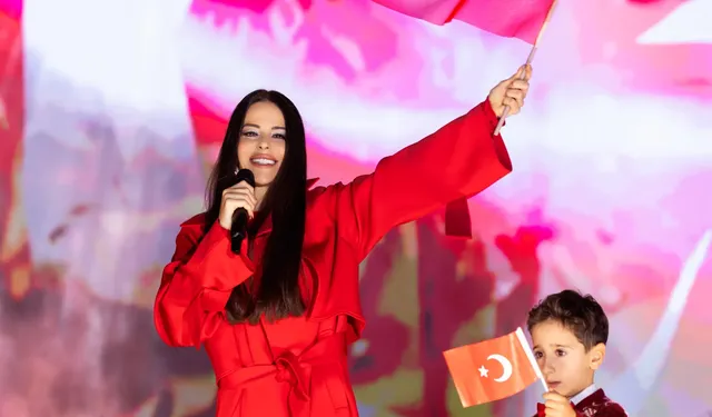 Cumhuriyet'in 103. yılı sahnelerde kutlandı... Simge Yenikapı'da, Murat Dalkılıç Pendik'te sahne aldı