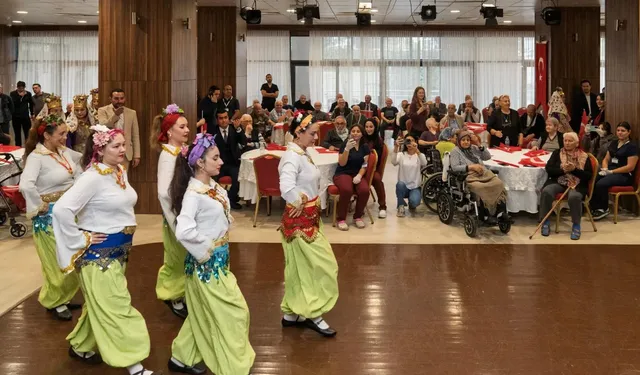 Huzurevinde coşkulu 29 Ekim balosu