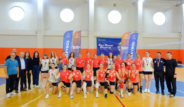 İzmir'de Kadın Voleybol Takımı il şampiyonu oldu
