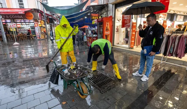 İzmir'de yağış mesaisi... İZSU tam donanımıyla sahada