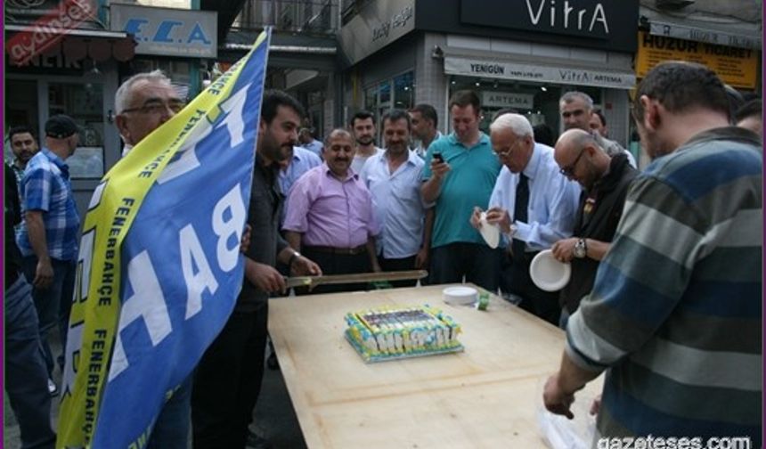 Fenerbahçe taraftarı pasta keserk  şampiyonulğnu kutladı