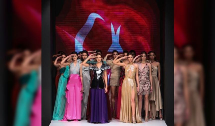 Antalya Fashion Week'te Mehmetçiğe asker selamlı destek