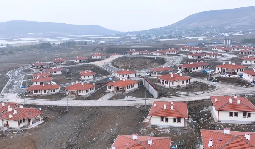 Deprem bölgesinde köy evleri teslim ediliyor