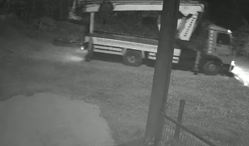 Düzce'de mobil vinç telefon direğini kırıp olay yerinden uzaklaştı