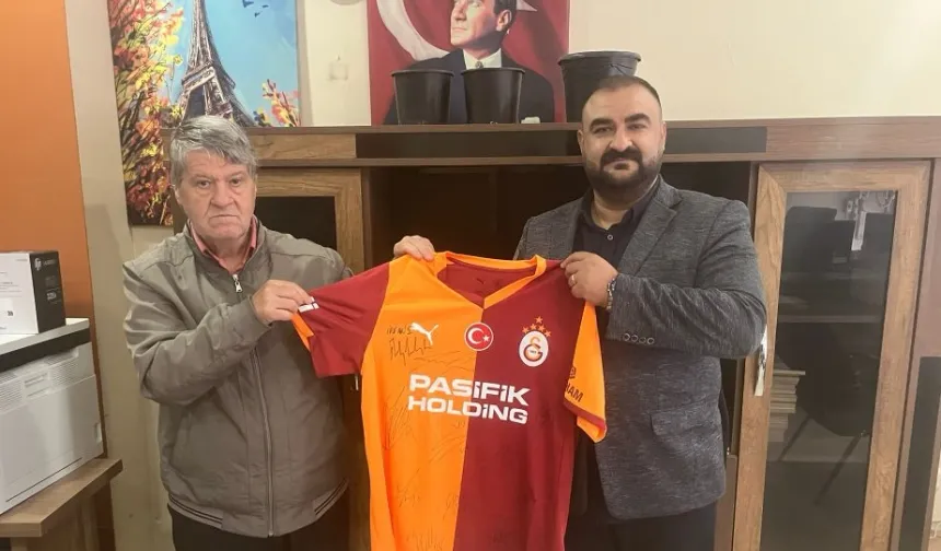 Galatasaraylı Futbolcular SMA'lı Esma için forma imzaladı