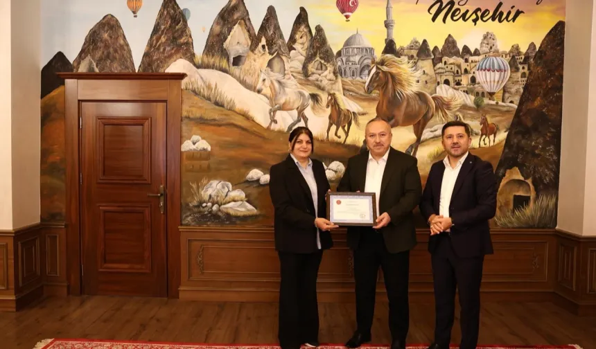 'İlmek İlmek Türkiye' halı motifi Vali Fidan'a armağan edildi