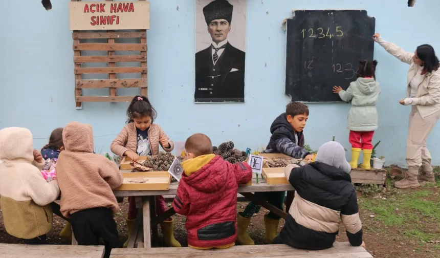Adana'da okulun atıl bahçesinde 'açık hava' ders