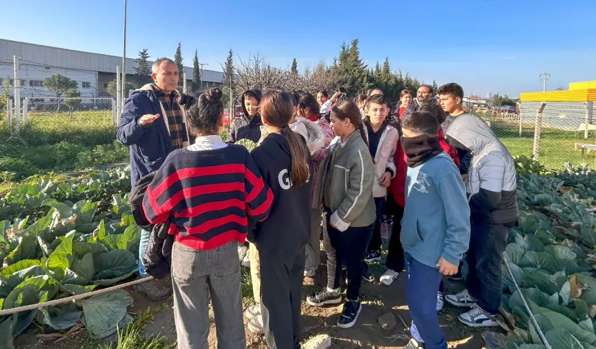 İzmir Bornova'da Kent Bostanı'nda uygulamalı ekoloji eğitimi