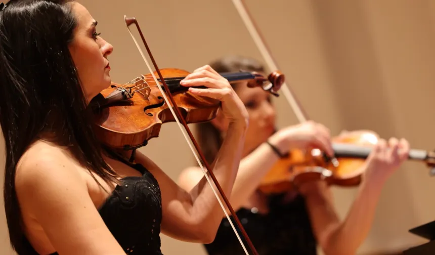 İzmir'de Türk bestecilerinin eserleri ayakta alkışlandı