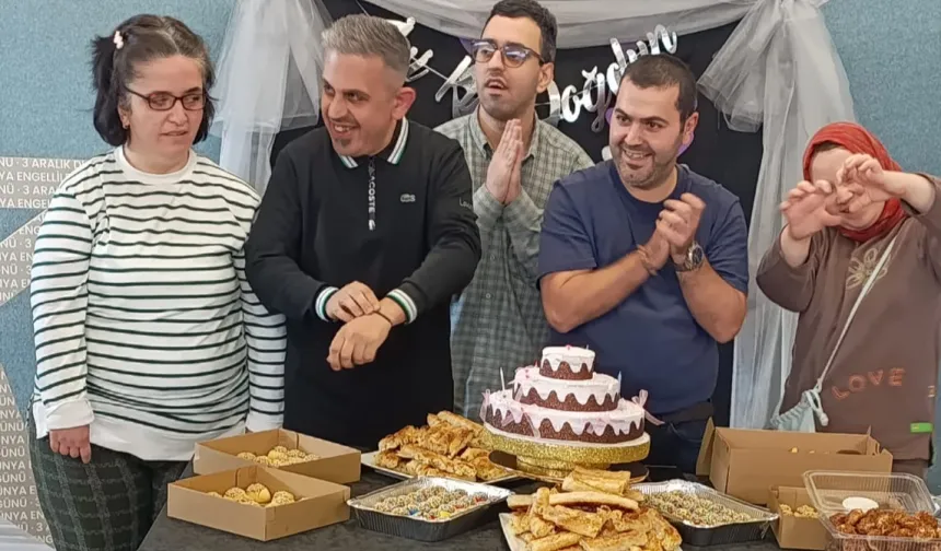 Sakarya'da özel çocuklara kemençe ve horonla doğum günü coşkusu