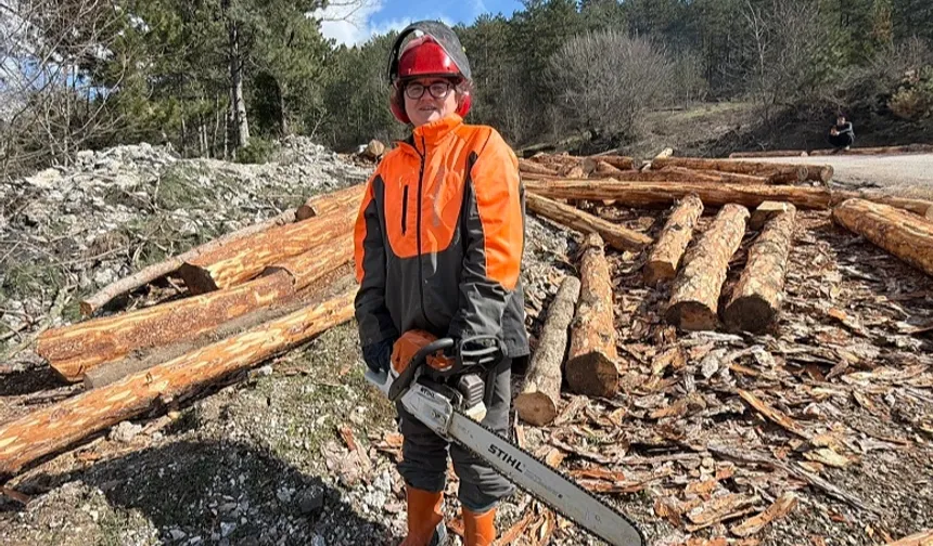 Babası ormanda hayatını kaybetti, o baltayı elinden bırakmadı!