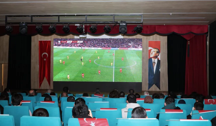 Bursa Osmangazi'de dev ekranda milli coşku