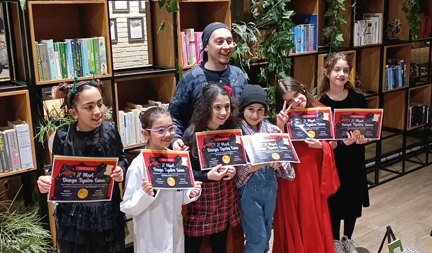 Ünlü tiyatro tiratları Bursa'da çocukların yorumuyla sahnelendi