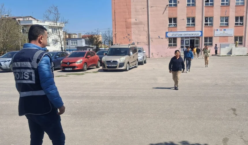 Son dakika... Okullarda polisler nöbette, bahçeler veliye kapandı!