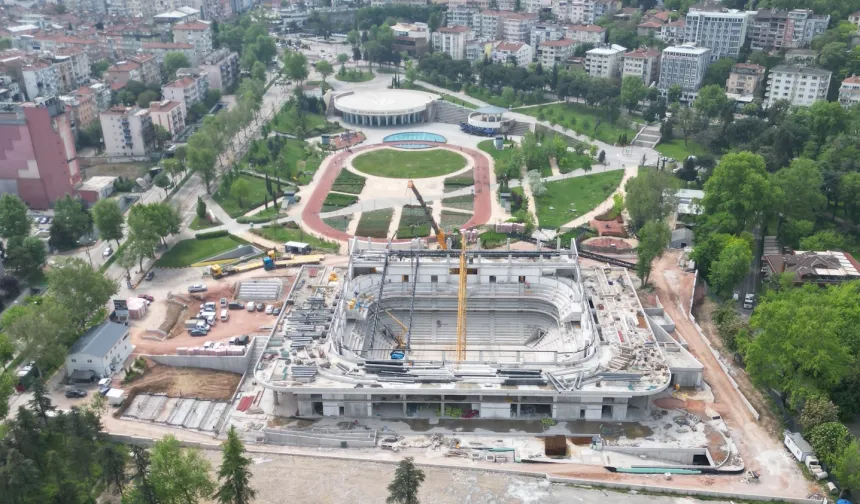 Bursa'da Atatürk Spor Salonu hızla yükseliyor... Tarihi salonda çatı işlemleri başladı