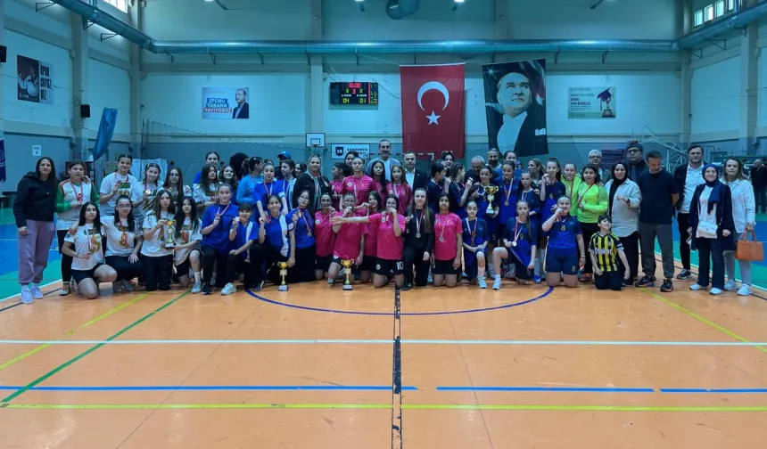 Futsal'da şampiyon Elmasbahçeler Salih Şeremet Ortaokulu