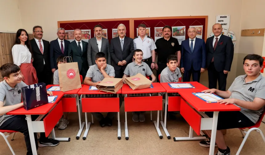 Bursa'da 615 bin 880 öğrenci karne heyecanı yaşadı